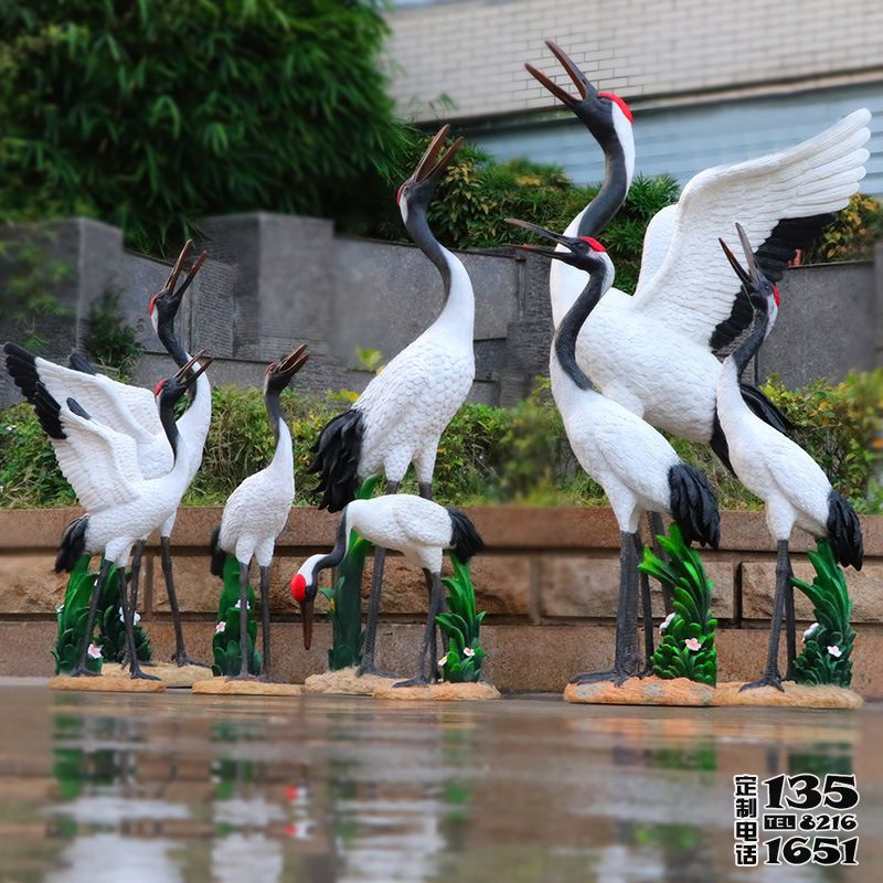公園玻璃鋼彩繪成群結(jié)隊的仙鶴雕塑 公園玻璃鋼彩繪成群結(jié)隊的仙鶴雕塑