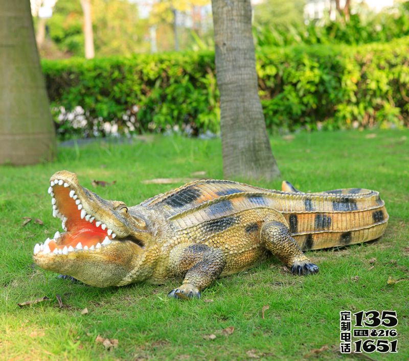 公園草地?cái)[放的張嘴的玻璃鋼仿真彩繪鱷魚雕塑 公園草地?cái)[放的張嘴的玻璃鋼仿真彩繪鱷魚雕塑